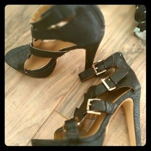 Black Izabella rue heels
